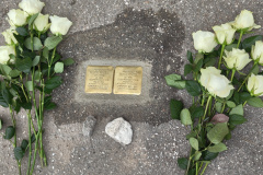 Stolpersteine-nach-der-Verlegung-Foto-Lewis-Lieu