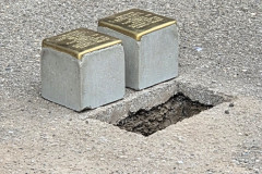 Stolpersteine-vor-der-Verlegung-Foto-Christian-Hoffmann