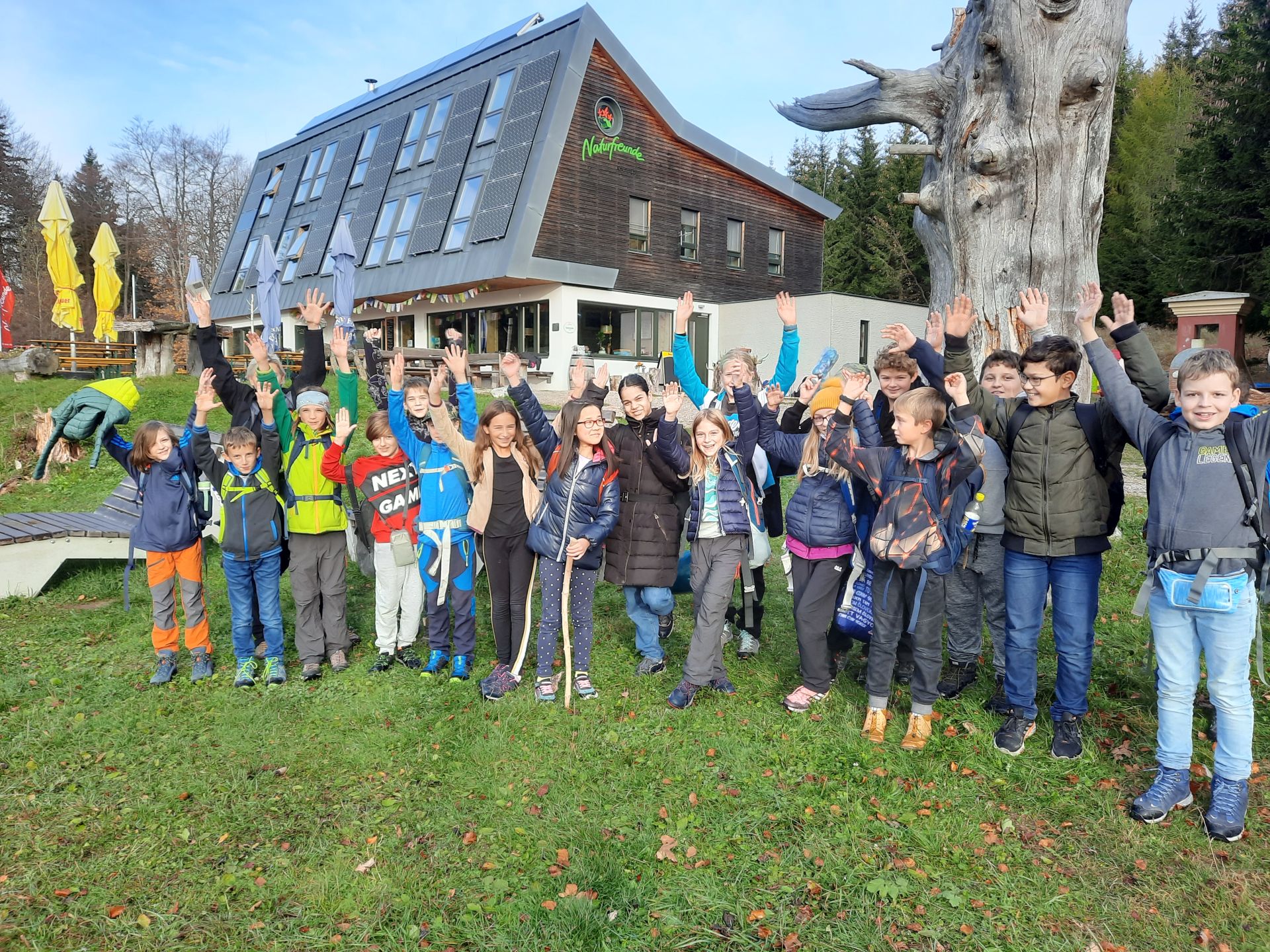 Wandertag der 1a und 1b auf das Naturfreundehaus Knofeleben